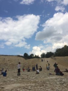 Im Steinbruch klopfen Menschen nach Fossilien. Foto: Larissa Vassilian